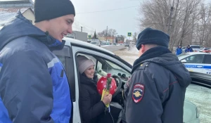 Алтайские сотрудники полиции поздравили всех автоледи с Международным женским днем.