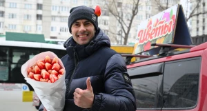 Барнаулец с цветами в преддверии 8 марта в Барнауле.