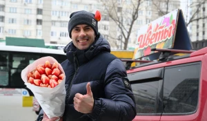 Барнаулец с цветами в преддверии 8 марта в Барнауле.