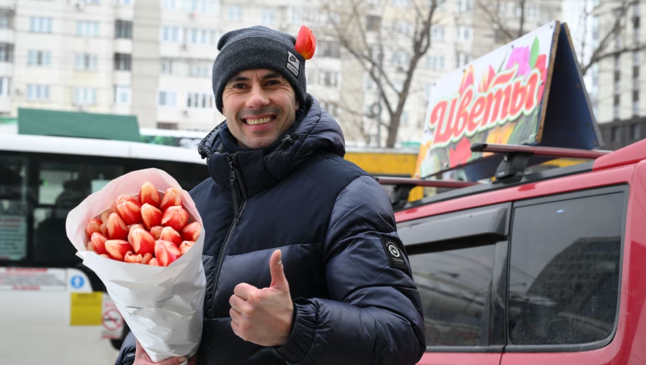Барнаулец с цветами в преддверии 8 марта в Барнауле.