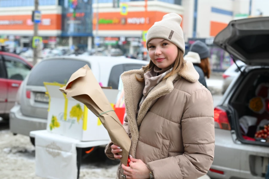 Женщины с цветами в преддверии 8 марта в Барнауле.