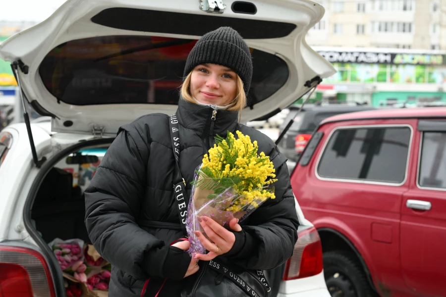 Женщины с цветами в преддверии 8 марта в Барнауле.