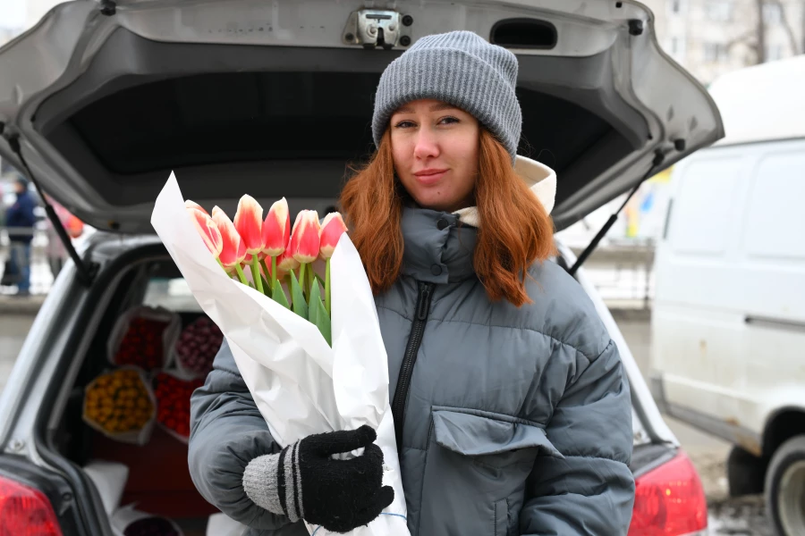 Женщины с цветами в преддверии 8 марта в Барнауле.