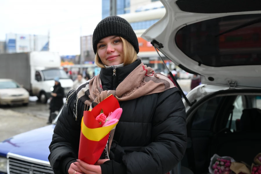Женщины с цветами в преддверии 8 марта в Барнауле.