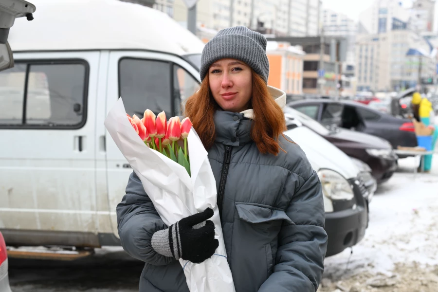 Женщины с цветами в преддверии 8 марта в Барнауле.
