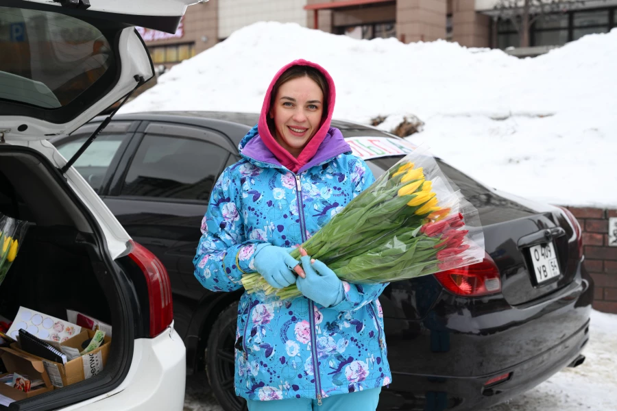 Женщины с цветами в преддверии 8 марта в Барнауле.