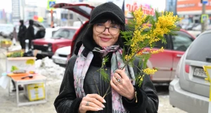 Женщины с цветами в преддверии 8 марта в Барнауле.