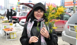 Женщины с цветами в преддверии 8 марта в Барнауле.