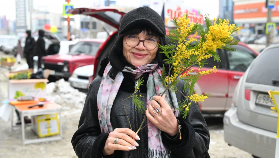 Женщины с цветами в преддверии 8 марта в Барнауле.