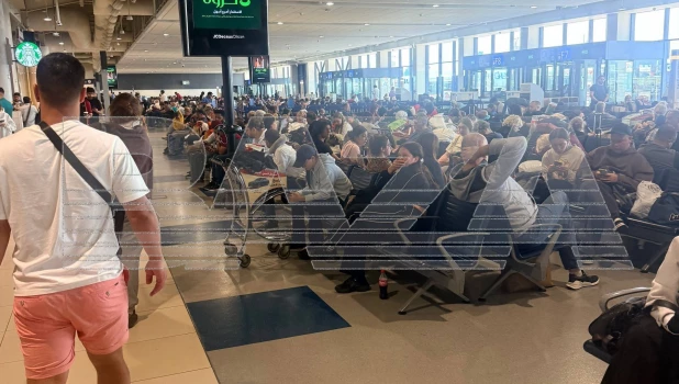 Российские туристы в аэропорту Дубая.