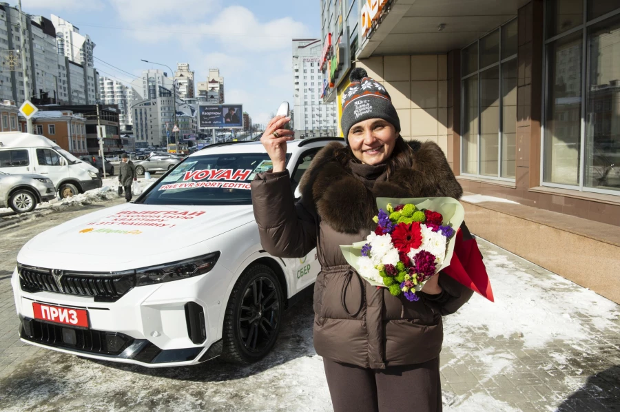 Электроавтомобиль «Воя» достался очаровательной покупательнице Татьяне Косынкиной.