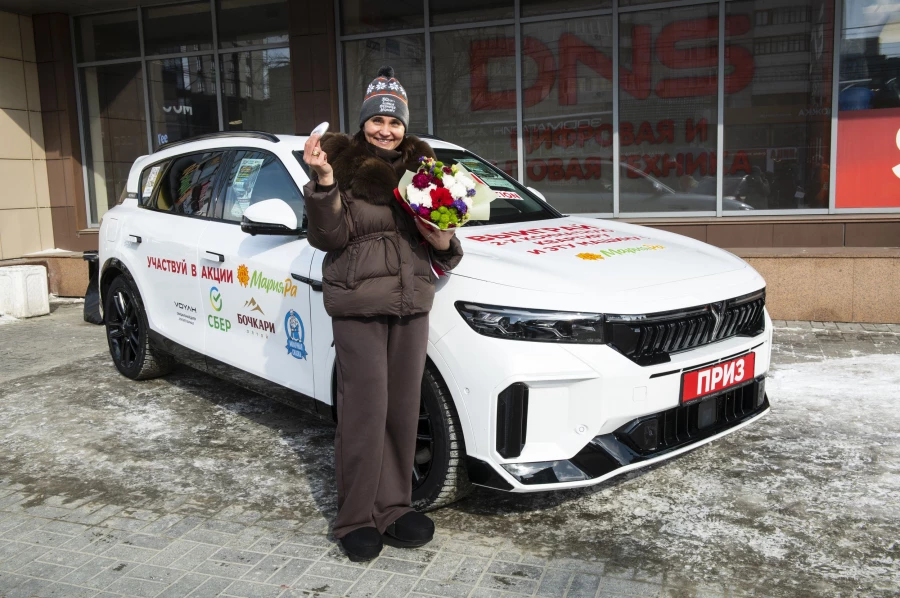 Электроавтомобиль «Воя» достался очаровательной покупательнице Татьяне Косынкиной.