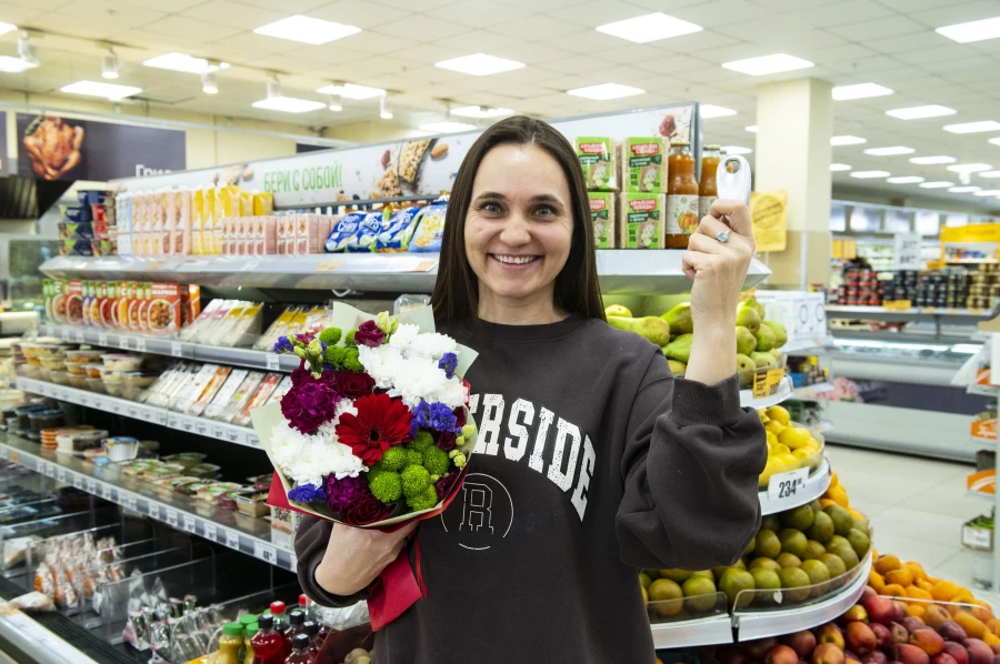 Электроавтомобиль «Воя» достался очаровательной покупательнице Татьяне Косынкиной.