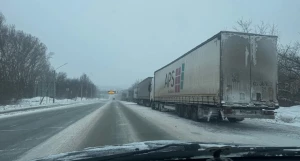 В колонну на обочине выстроились фуры возле культового места барнаульцев. 