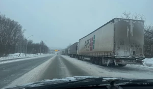 В колонну на обочине выстроились фуры возле культового места барнаульцев. 