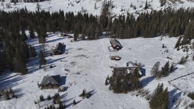 Снежные горы на Алтае.