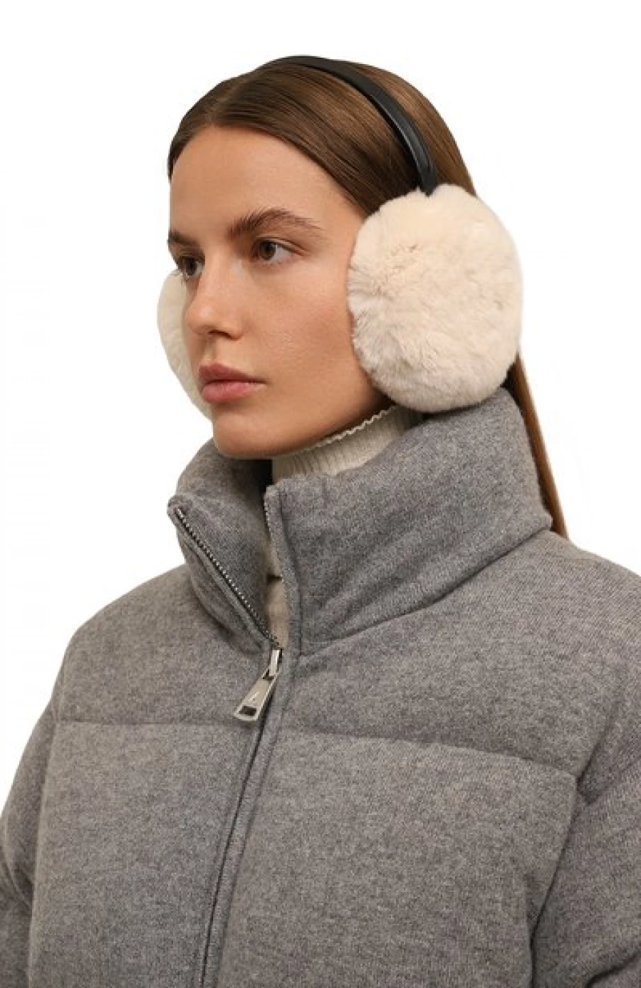 Меховые наушники из кролика, 13 650 рублей.