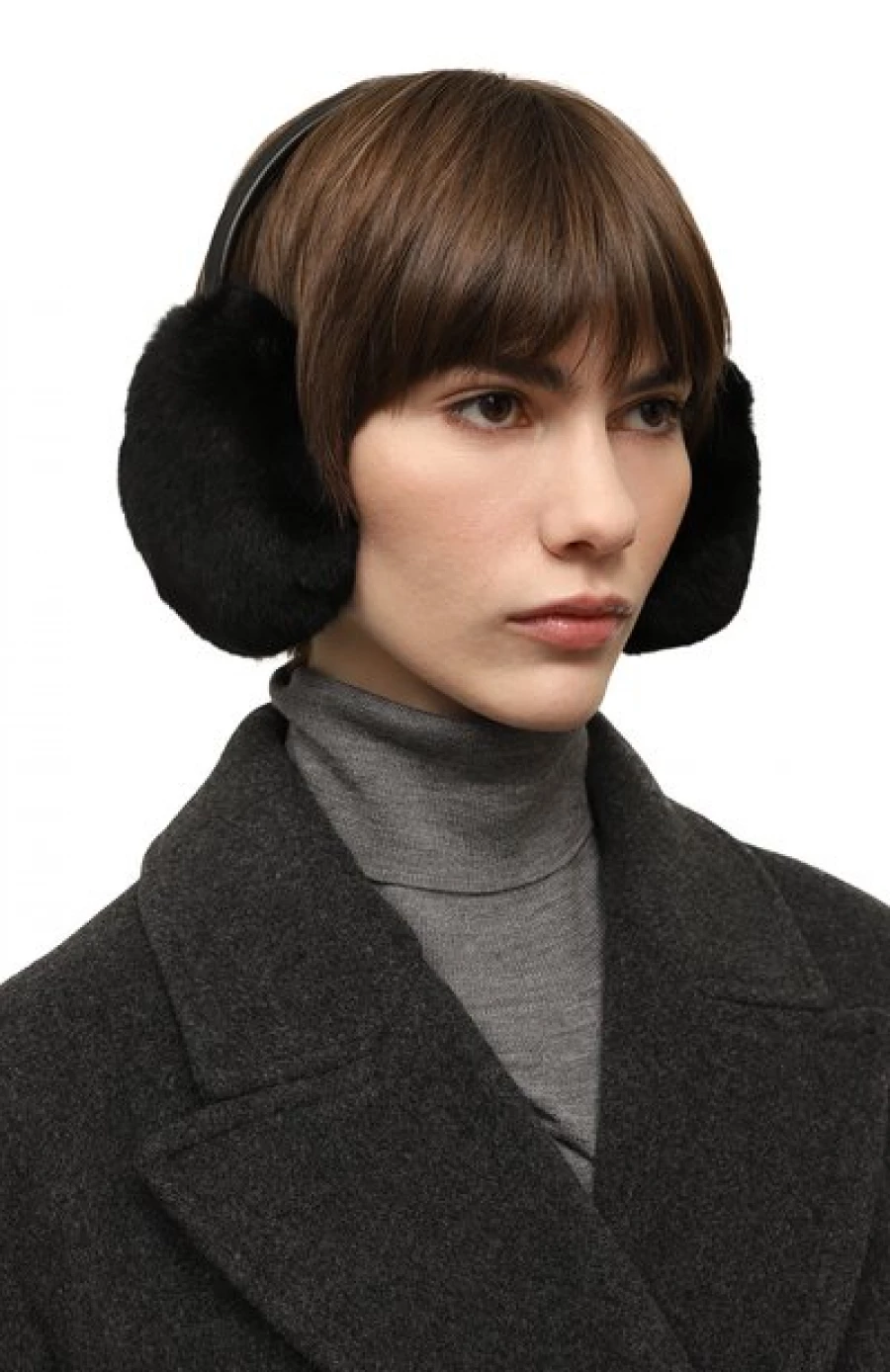 Меховые наушники из кролика, 13 650 рублей.