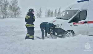 Пожарные помогают медикам прибыть к пациенту. 