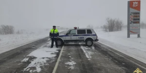 Сотрудники ГАИ на автодороге.