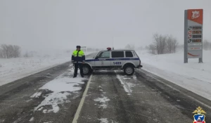 Сотрудники ГАИ на автодороге.