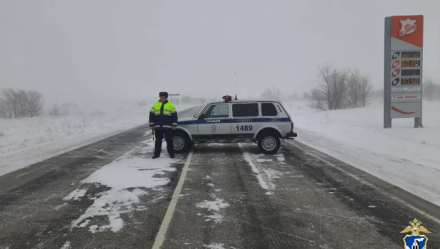 Сотрудники ГАИ на автодороге.