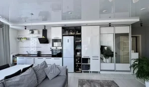 Квартира с террасой с видом на озеро в Барнауле.