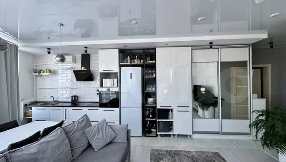 Квартира с террасой с видом на озеро в Барнауле.