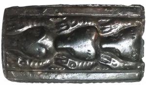 Найденная в Алтайском крае бронзовая бляха. 