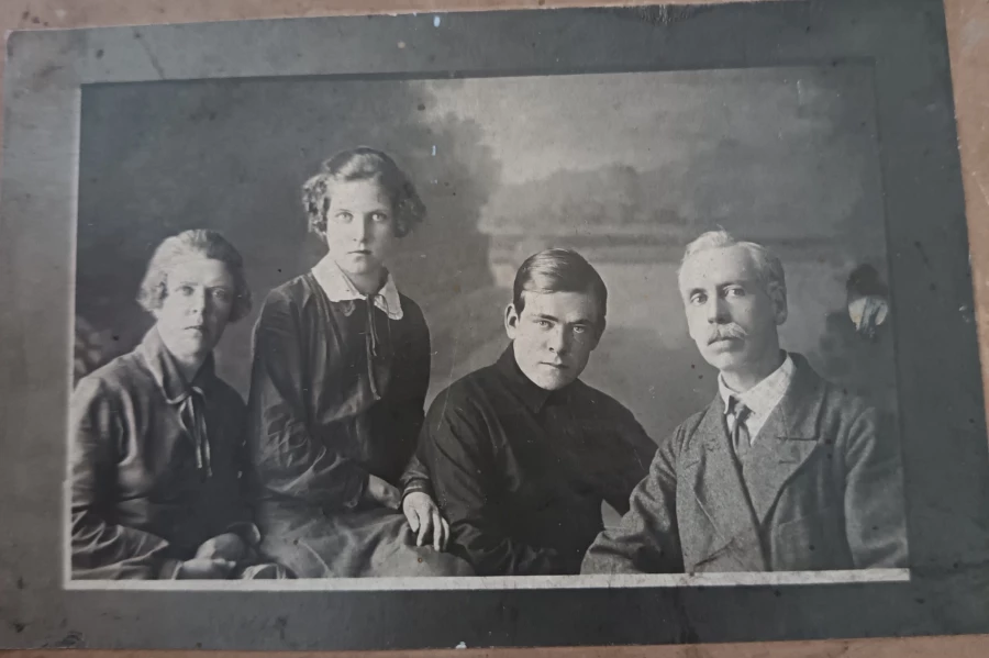 Вера Семеновна с семьей.