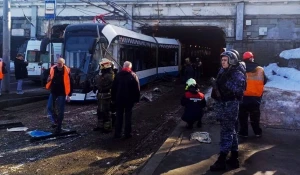 Место ДТП с двумя трамваями в Москве.