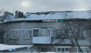 В алтайском поселке обрушилась крыша многоквартирного жилого дома.