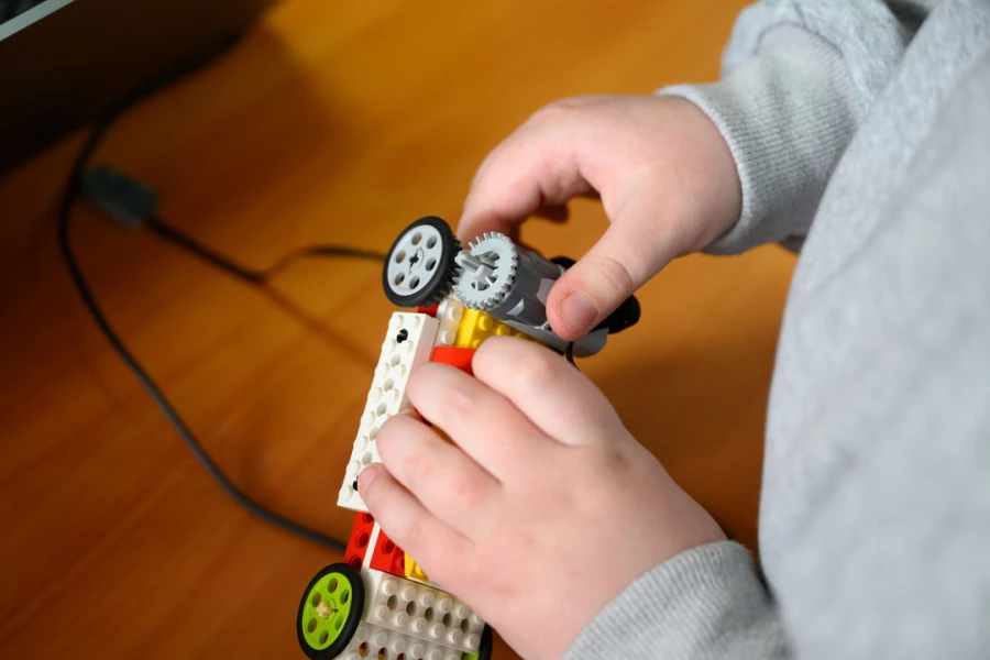 Ребенок играет. 