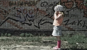 Грустная девочка. Ребенок. 