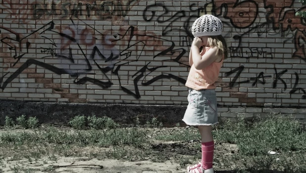 Грустная девочка. Ребенок. 