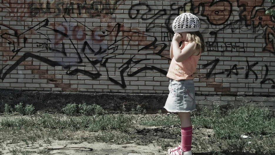 Грустная девочка. Ребенок. 