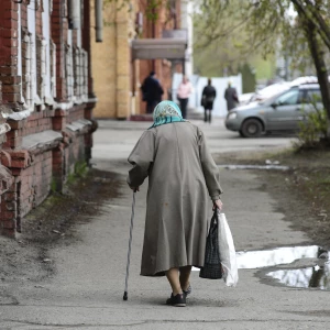 Бабушка, пенсионерка, пожилая женщина. 