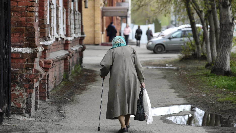 Бабушка, пенсионерка, пожилая женщина. 