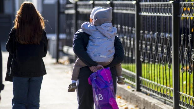 Ребенок на руках. 