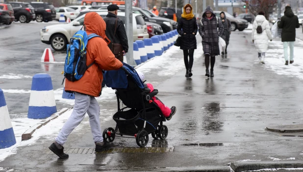 Мать с коляской. Мать с ребенком. 