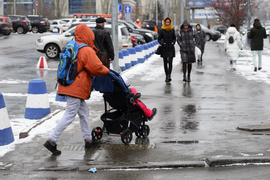 Мать с коляской. Мать с ребенком. 