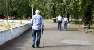 Пенсионер, парк, прохожий. 