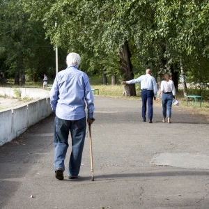 Пенсионер, парк, прохожий. 