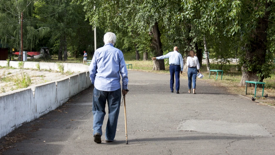 Пенсионер, парк, прохожий. 