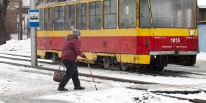 Трамвай, женщина с стростью, прохожий. 