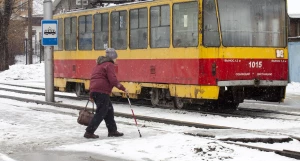 Трамвай, женщина с стростью, прохожий. 