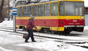 Трамвай, женщина с стростью, прохожий. 