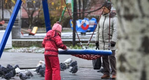 Ребенок играет на детской площадке. 