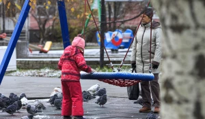 Ребенок играет на детской площадке. 