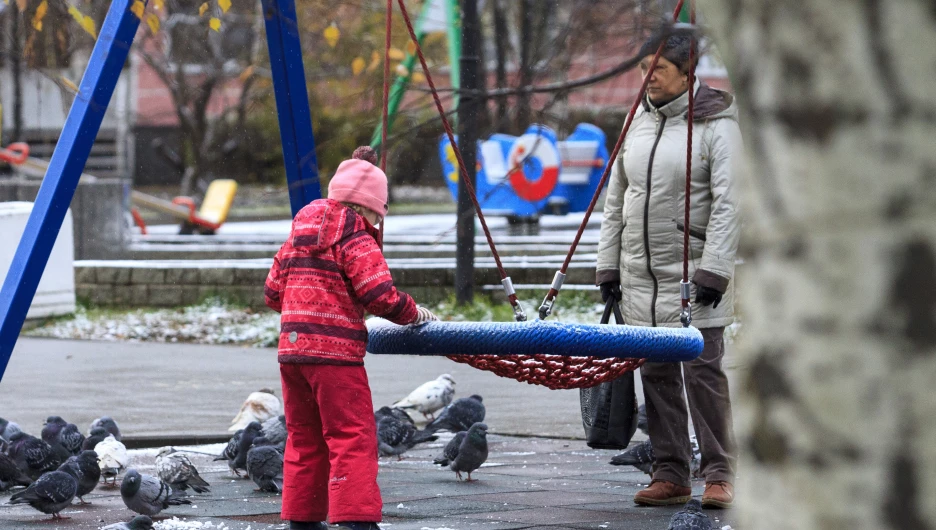 Ребенок играет на детской площадке. 